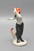 Статуэтка «Клоун Олег Попов с петухом», скульпторы братья Траугот А. Г. и Траугот В. Г., фарфор, Артель «Прогресс», 1950-60 гг.