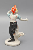 Статуэтка «Клоун Олег Попов с петухом», скульпторы братья Траугот А. Г. и Траугот В. Г., фарфор, Артель «Прогресс», 1950-60 гг.