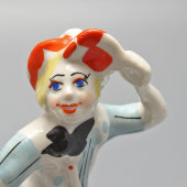 Статуэтка «Клоун Олег Попов с петухом», скульпторы братья Траугот А. Г. и Траугот В. Г., фарфор, Артель «Прогресс», 1950-60 гг.