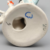 Статуэтка «Клоун Олег Попов с петухом», скульпторы братья Траугот А. Г. и Траугот В. Г., фарфор, Артель «Прогресс», 1950-60 гг.