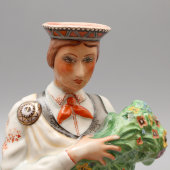 Статуэтка «Девушка в национальном костюме с цветами», авторская роспись Ирины Сочевановой, Рижская керамическая фабрика, 1940-е