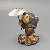 Статуэтка из камня «Старик-японец с зонтом», скульптор-камнерез К. Виноградов, Россия, 2000-е
