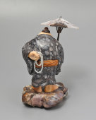 Статуэтка из камня «Старик-японец с зонтом», скульптор-камнерез К. Виноградов, Россия, 2000-е