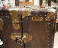 Старинный походный чемодан-гардероб