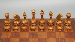 Винтажные советские шахматы «Белые и черные», дерево, 1958 г.