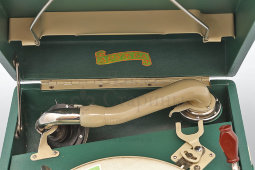 Винтажный патефон-чемоданчик в зеленом цвете «Дружба», модель ПГ-54, Ленинградский патефонный завод, СССР, 1950-е