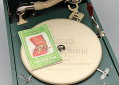 Винтажный патефон-чемоданчик в зеленом цвете «Дружба», модель ПГ-54, Ленинградский патефонный завод, СССР, 1950-е