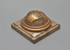 Старинная настольная плакетка, стилизованная под форменную офицерскую пуговицу гвардейских инженеров, мрамор, латунь, Франция, 19 в.