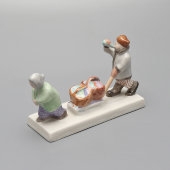 Статуэтка, скульптурная группа «На прорубь» из серии «Большая стирка», скульптор Ю. М. Львов, авторская подпись, Первомайский фарфоровый завод (Песочное), 1980-90 гг.