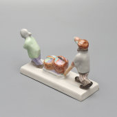 Статуэтка, скульптурная группа «На прорубь» из серии «Большая стирка», скульптор Ю. М. Львов, авторская подпись, Первомайский фарфоровый завод (Песочное), 1980-90 гг.