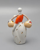 Статуэтка «Девушка с коромыслом», авторы Бобик Н. Ф., Шуляк Т. Н., фарфор, Полонский ЗХК, 1971-91 гг.