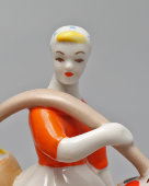 Статуэтка «Девушка с коромыслом», авторы Бобик Н. Ф., Шуляк Т. Н., фарфор, Полонский ЗХК, 1971-91 гг.