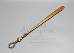 Комплект из крючка-подвеса и обувного рожка, ложки для обуви с фигурным орнаментом на рукоятке, бронза, Европа, 1-я пол. 20 в.