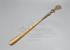 Комплект из крючка-подвеса и обувного рожка, ложки для обуви с фигурным орнаментом на рукоятке, бронза, Европа, 1-я пол. 20 в.