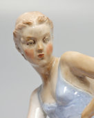 Статуэтка «Сидящая балерина», скульптор Бржезицкая А. Д., фарфор Дулево, 1940-е