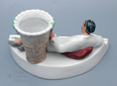 Фарфоровая карандашница «Право на отдых» из письменного прибора «Обсуждение проекта Сталинской конституции в колхозе Узбекистана», фарфор ЛФЗ