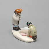 Статуэтка, скульптурная группа «На проруби» из серии «Большая стирка», скульптор Ю. М. Львов, авторская подпись, Первомайский фарфоровый завод (Песочное), 1980-90 гг.