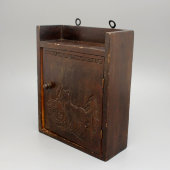 Маленькая подвесная деревянная аптечка в русском стиле «Серенький козлик», Россия, нач. 20 в.