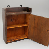 Маленькая подвесная деревянная аптечка в русском стиле «Серенький козлик», Россия, нач. 20 в.