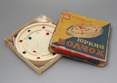 Детская настольная игра «Юркий волчок», пластмасса, фабрика «Тайга», СССР, 1950-60 гг.