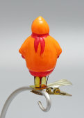 Советская ёлочная игрушка на прищепке «Девочка в оранжевой шубке» из набора «Зима», стекло, 1950-е