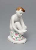 Статуэтка «Мальчик с полотенцем», скульптор Столбова Г. С., ЛФЗ, 1950-60 гг.