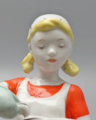 Статуэтка «Штукатурщица» (Каменщица), скульпторы Столбова Г. С. и Богатырев В. Ф., фарфор ЛФЗ, нач. 1960-х