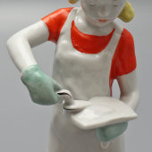 Статуэтка «Штукатурщица» (Каменщица), скульпторы Столбова Г. С. и Богатырев В. Ф., фарфор ЛФЗ, нач. 1960-х