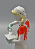 Статуэтка «Штукатурщица» (Каменщица), скульпторы Столбова Г. С. и Богатырев В. Ф., фарфор ЛФЗ, нач. 1960-х