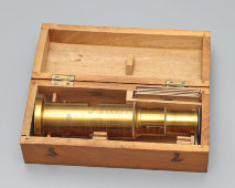 Маленький старинный дорожный микроскоп с набором микропрепаратов в деревянном футляре, Европа, нач. 20 в.