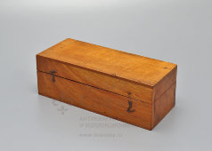 Маленький старинный дорожный микроскоп с набором микропрепаратов в деревянном футляре, Европа, нач. 20 в.