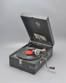 Советский патефон-чемоданчик, модель ПТ-3, Ленинградский граммофонный завод, НКМ Главширпотреб, 1938-39 гг.