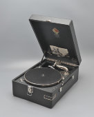 Советский патефон-чемоданчик, модель ПТ-3, Ленинградский граммофонный завод, НКМ Главширпотреб, 1938-39 гг.