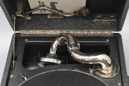 Советский патефон-чемоданчик, модель ПТ-3, Ленинградский граммофонный завод, НКМ Главширпотреб, 1938-39 гг.