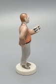 Статуэтка «Музыкант с нотами», скульптор Ю. М. Львов, Первомайский фарфоровый завод (Песочное), 1980-90 гг.