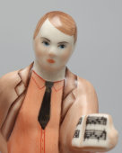 Статуэтка «Музыкант с нотами», скульптор Ю. М. Львов, Первомайский фарфоровый завод (Песочное), 1980-90 гг.