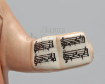 Статуэтка «Музыкант с нотами», скульптор Ю. М. Львов, Первомайский фарфоровый завод (Песочное), 1980-90 гг.