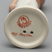 Статуэтка «Музыкант с нотами», скульптор Ю. М. Львов, Первомайский фарфоровый завод (Песочное), 1980-90 гг.