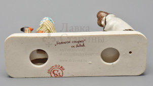 Статуэтка, скульптурная группа «Сушка белья» из серии «Большая стирка», скульптор Ю. М. Львов, авторская подпись, Первомайский фарфоровый завод (Песочное), 1980-90 гг.