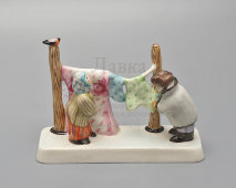 Статуэтка, скульптурная группа «Сушка белья» из серии «Большая стирка», скульптор Ю. М. Львов, авторская подпись, Первомайский фарфоровый завод (Песочное), 1980-90 гг.