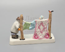 Статуэтка, скульптурная группа «Сушка белья» из серии «Большая стирка», скульптор Ю. М. Львов, авторская подпись, Первомайский фарфоровый завод (Песочное), 1980-90 гг.