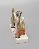 Статуэтка, скульптурная группа «Сушка белья» из серии «Большая стирка», скульптор Ю. М. Львов, авторская подпись, Первомайский фарфоровый завод (Песочное), 1980-90 гг.