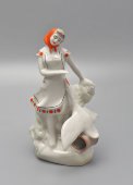 Статуэтка «Птичница», скульптор Синявская С. И., фарфор, Сысертский завод, 1968 г.
