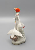 Статуэтка «Птичница», скульптор Синявская С. И., фарфор, Сысертский завод, 1968 г.