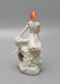 Статуэтка «Птичница», скульптор Синявская С. И., фарфор, Сысертский завод, 1968 г.