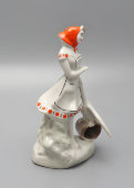 Статуэтка «Птичница», скульптор Синявская С. И., фарфор, Сысертский завод, 1968 г.