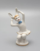 Статуэтка «Девочка-зайчик» из серии «Утренник», скульптор Голембовская С. В. (Болзан), фарфор, Городница, 1950-62 гг.