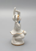 Статуэтка «Девочка-зайчик» из серии «Утренник», скульптор Голембовская С. В. (Болзан), фарфор, Городница, 1950-62 гг.