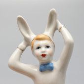 Статуэтка «Девочка-зайчик» из серии «Утренник», скульптор Голембовская С. В. (Болзан), фарфор, Городница, 1950-62 гг.