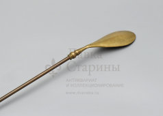 Комплект из обувного рожка с длинной ручкой и крючка-подвеса с​ растительным декором​, бронза, Европа, сер. 20 в.